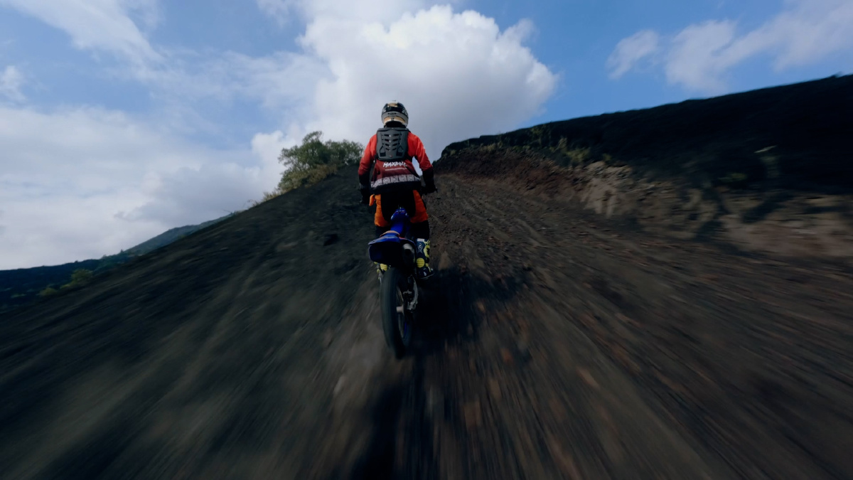 Persecución en dos ruedas con drones en primera persona (parte 1)