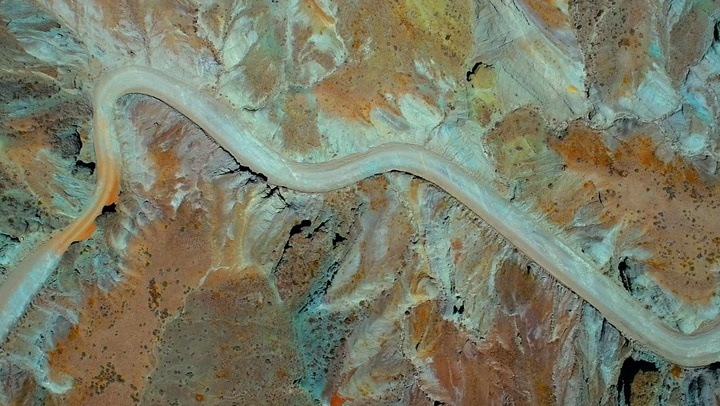 Vistas de formaciones rocosas con drones